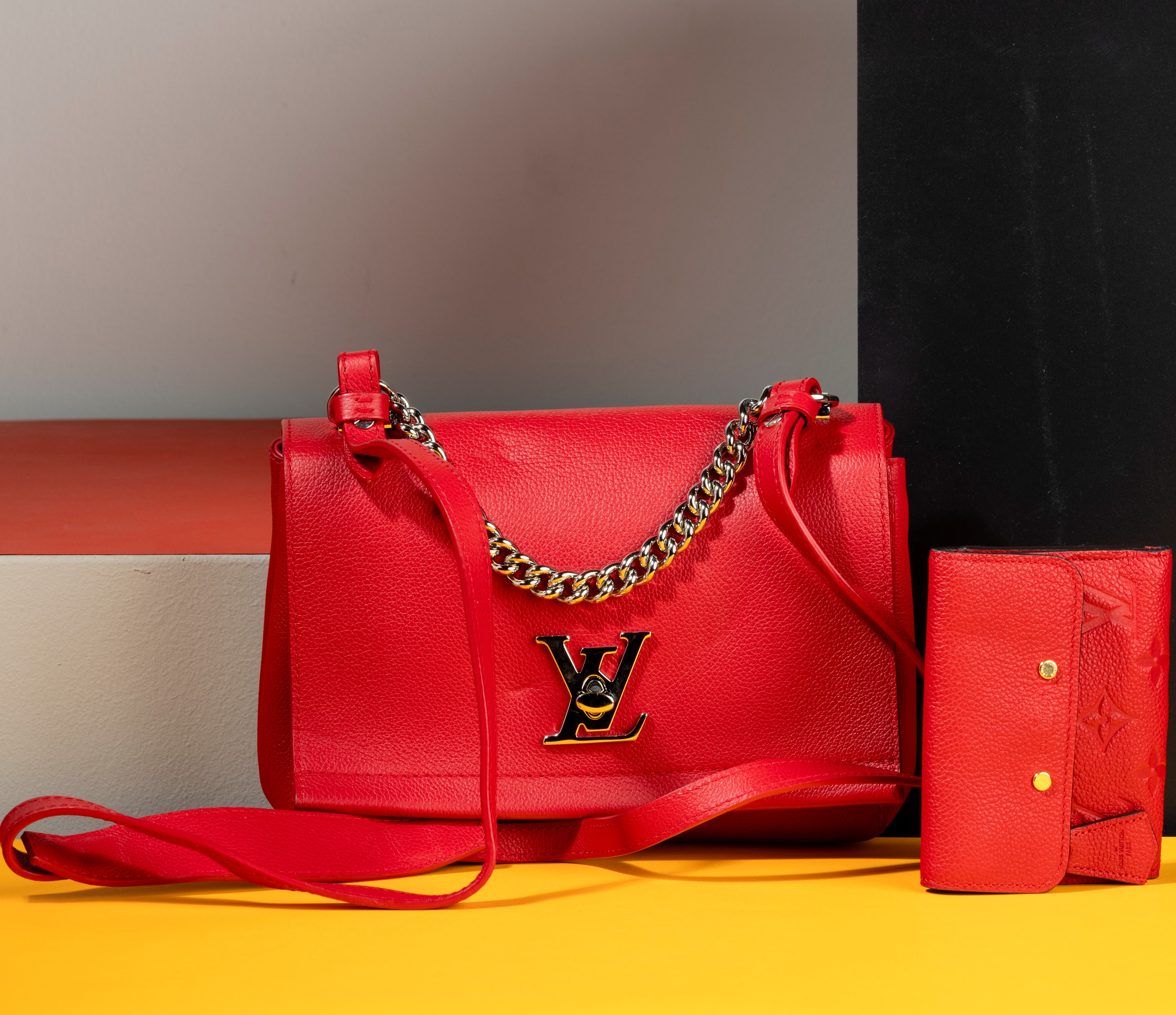 Louis Vuitton Lock Me in Pelle con Tracolla e Portafoglio Abbinato Monogram, Difetti Lievi, in Ot...