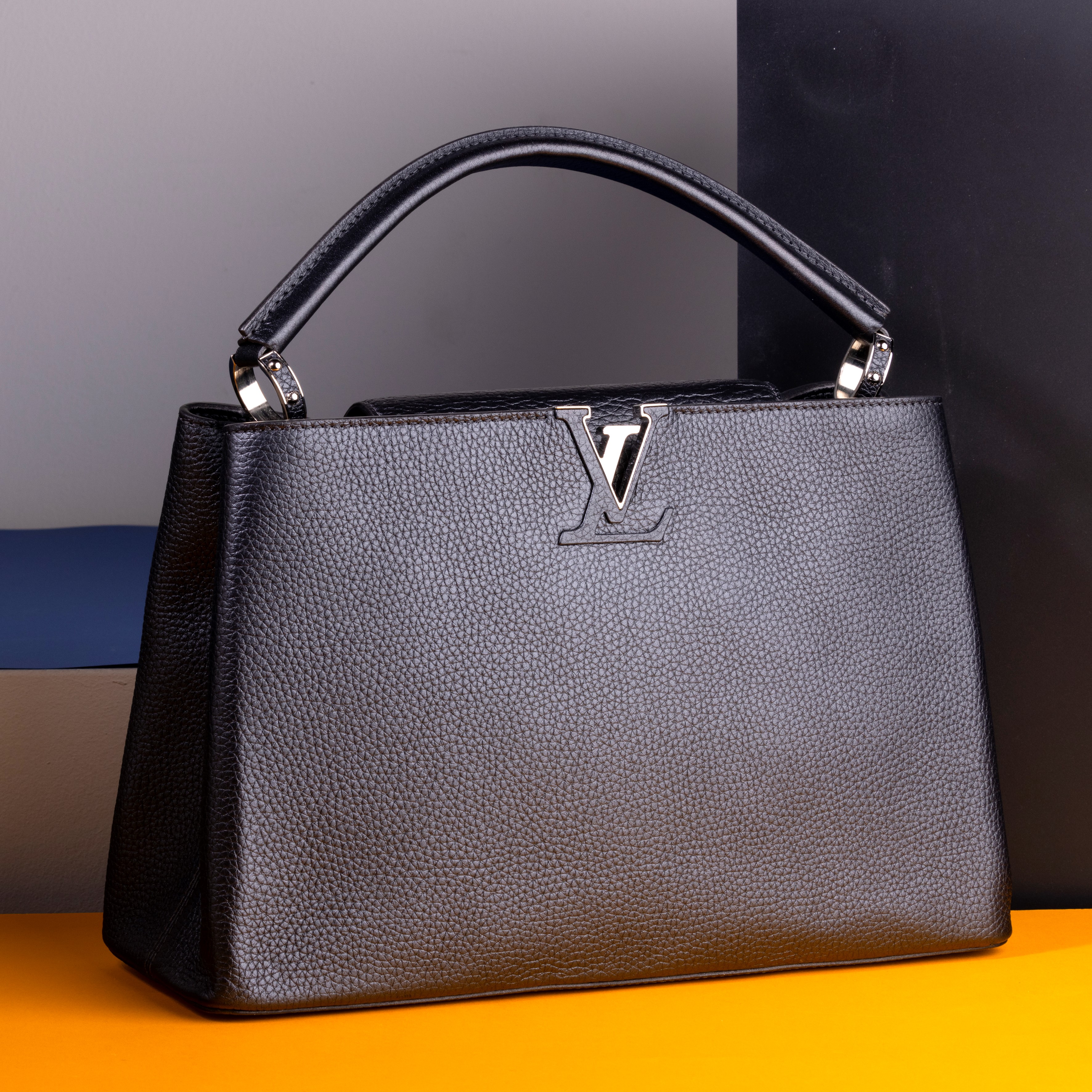 Louis Vuitton Capucines MM in Pelle Grigio Scuro/nera Martellata, Difetti, Nos, Dustbag