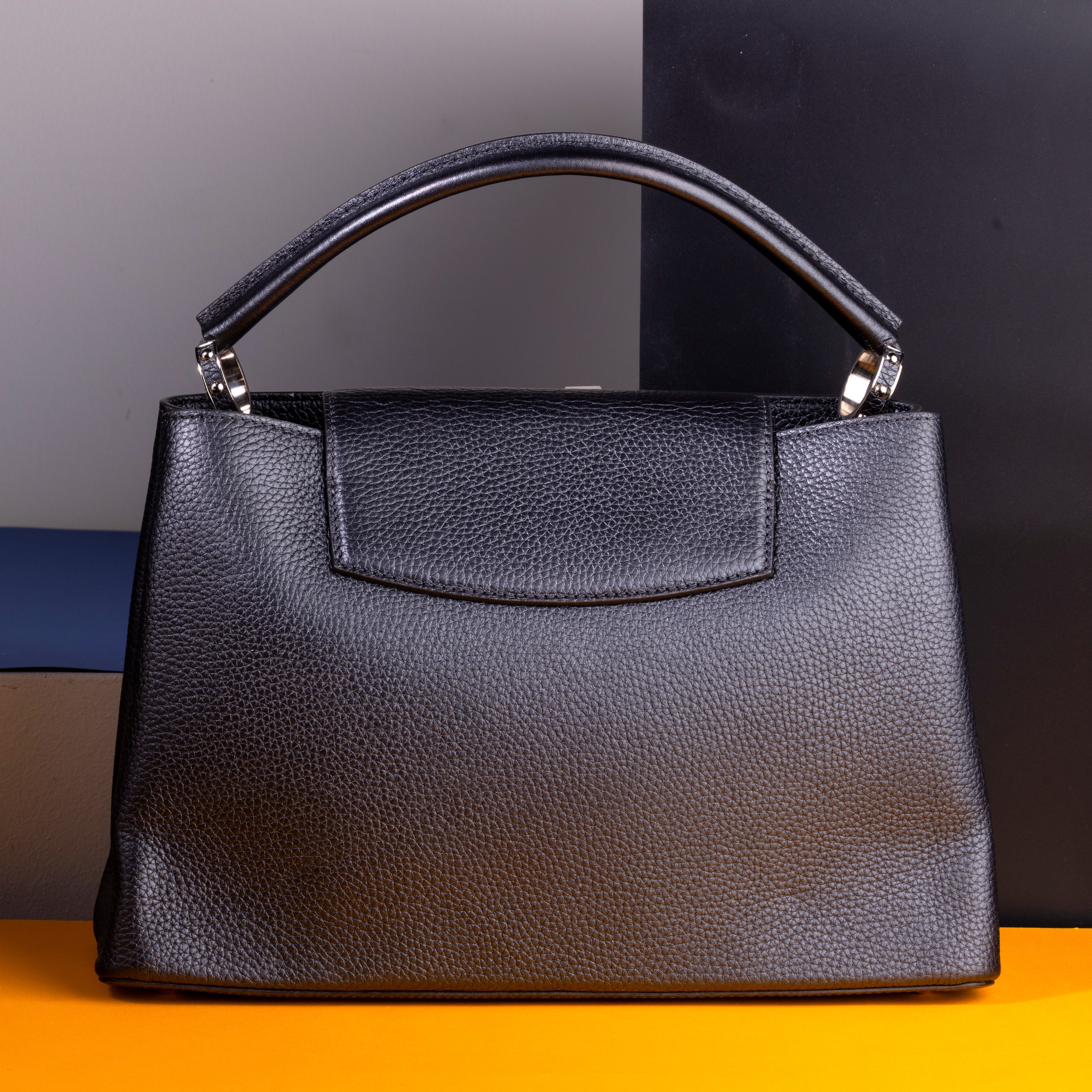Louis Vuitton Capucines MM in Pelle Grigio Scuro/nera Martellata, Difetti, Nos, Dustbag