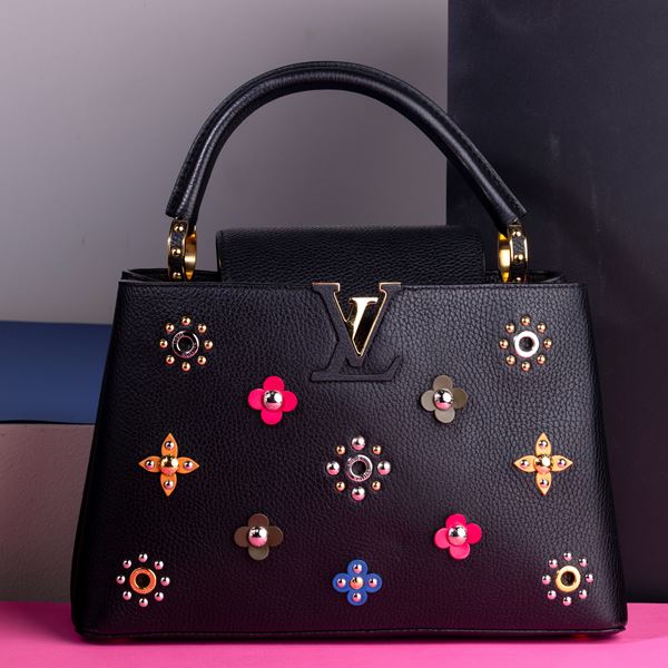Louis Vuitton Capucines in pelle martellatanera con borchie e fiori, difetti, NOS, dustbag