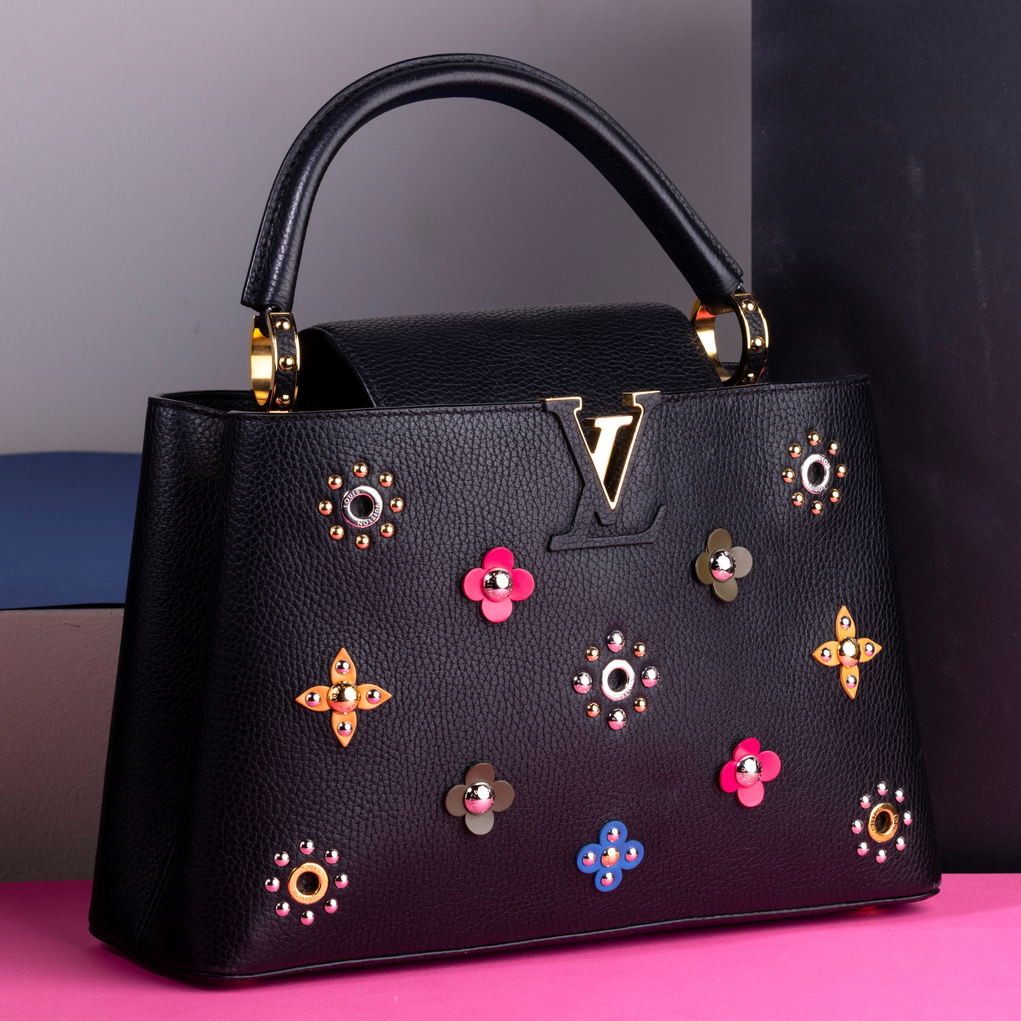 Louis Vuitton Capucines in Pelle Martellatanera con Borchie e Fiori, Difetti, Nos, Dustbag