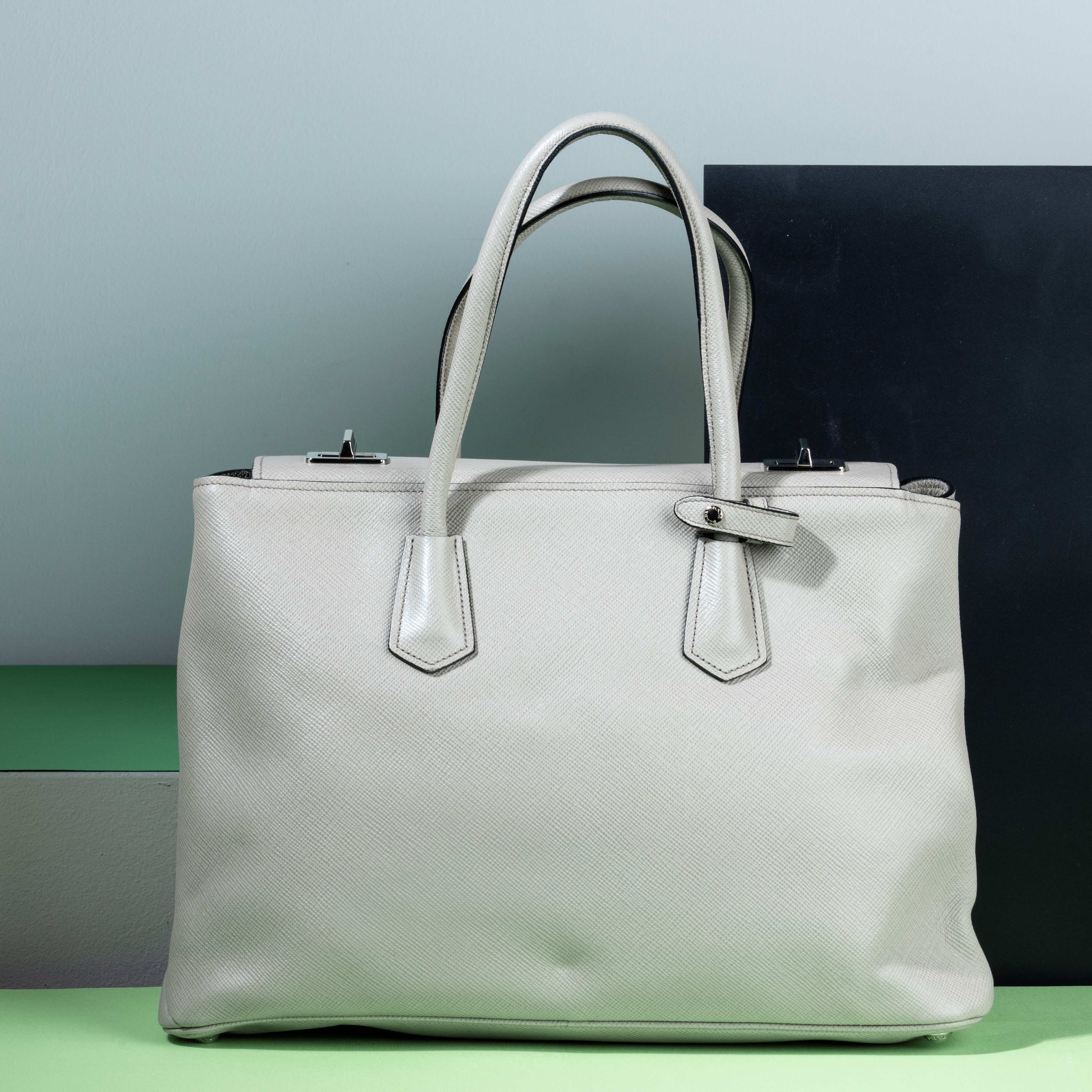 Prada Borsa Saffiano in Pelle Tote Beige/grigio Chiaro, Difetti, in Buone Condizioni, Dustbag