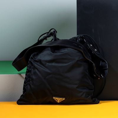 Prada Borsa a Sacco con Chiusura con Lacci in Nylon, con Applicazione in Velluto e Tracolla e Fin...