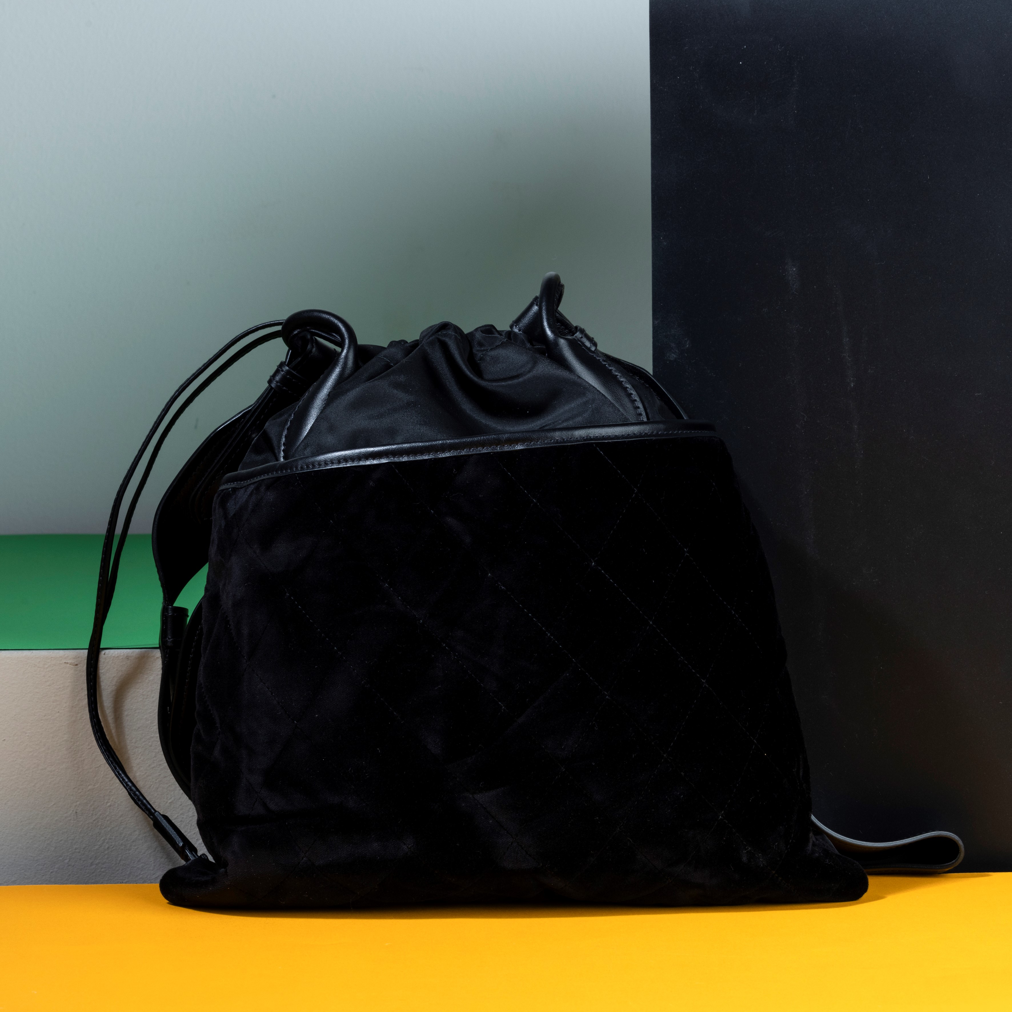 Prada Borsa a Sacco con Chiusura con Lacci in Nylon, con Applicazione in Velluto e Tracolla e Fin...