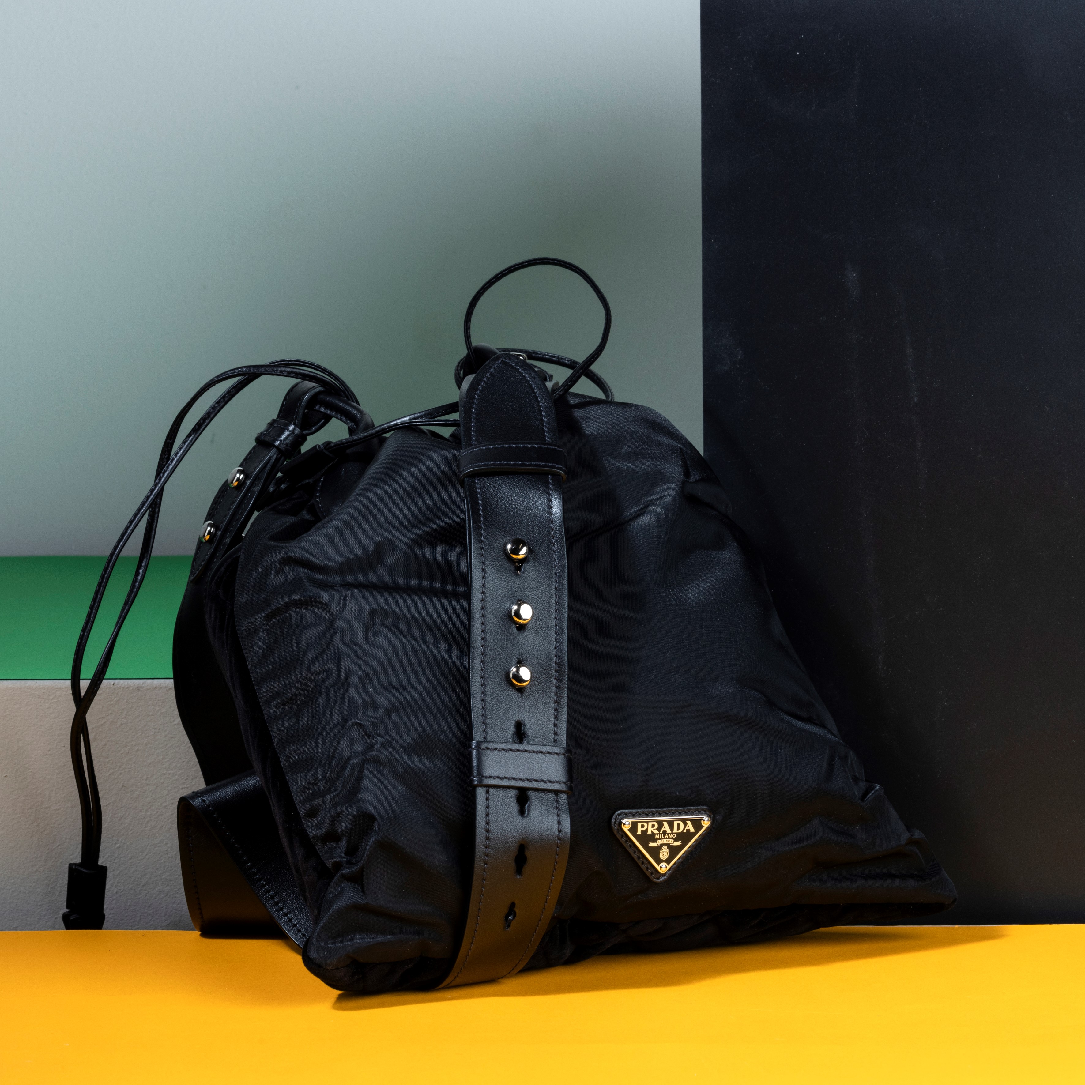 Prada Borsa a Sacco con Chiusura con Lacci in Nylon, con Applicazione in Velluto e Tracolla e Fin...