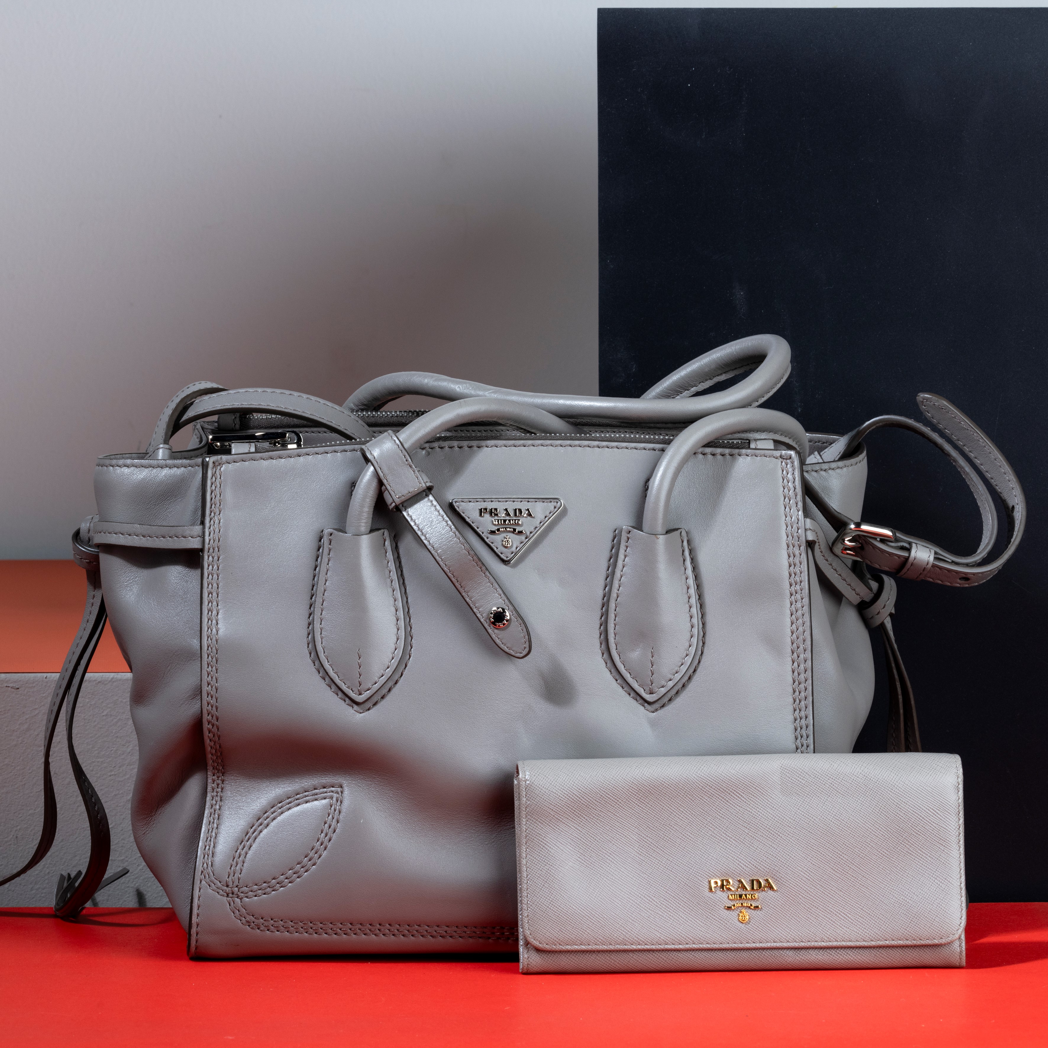 Prada City Twin in Pelle Grigia con Portafogli Abbinato, Difetti, in Ottime Condizioni, Dustbag