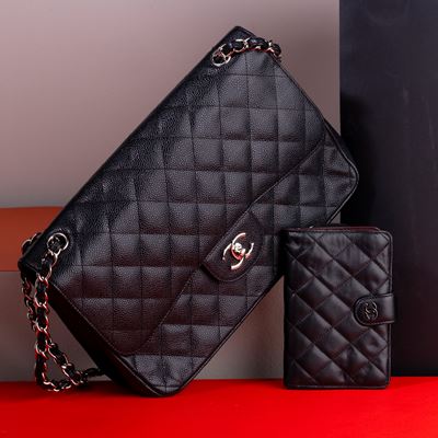 Chanel Jumbo in Pelle Nera Trapuntata e Martellata con Tracolla a Catena Scorrevole per Indossarl...