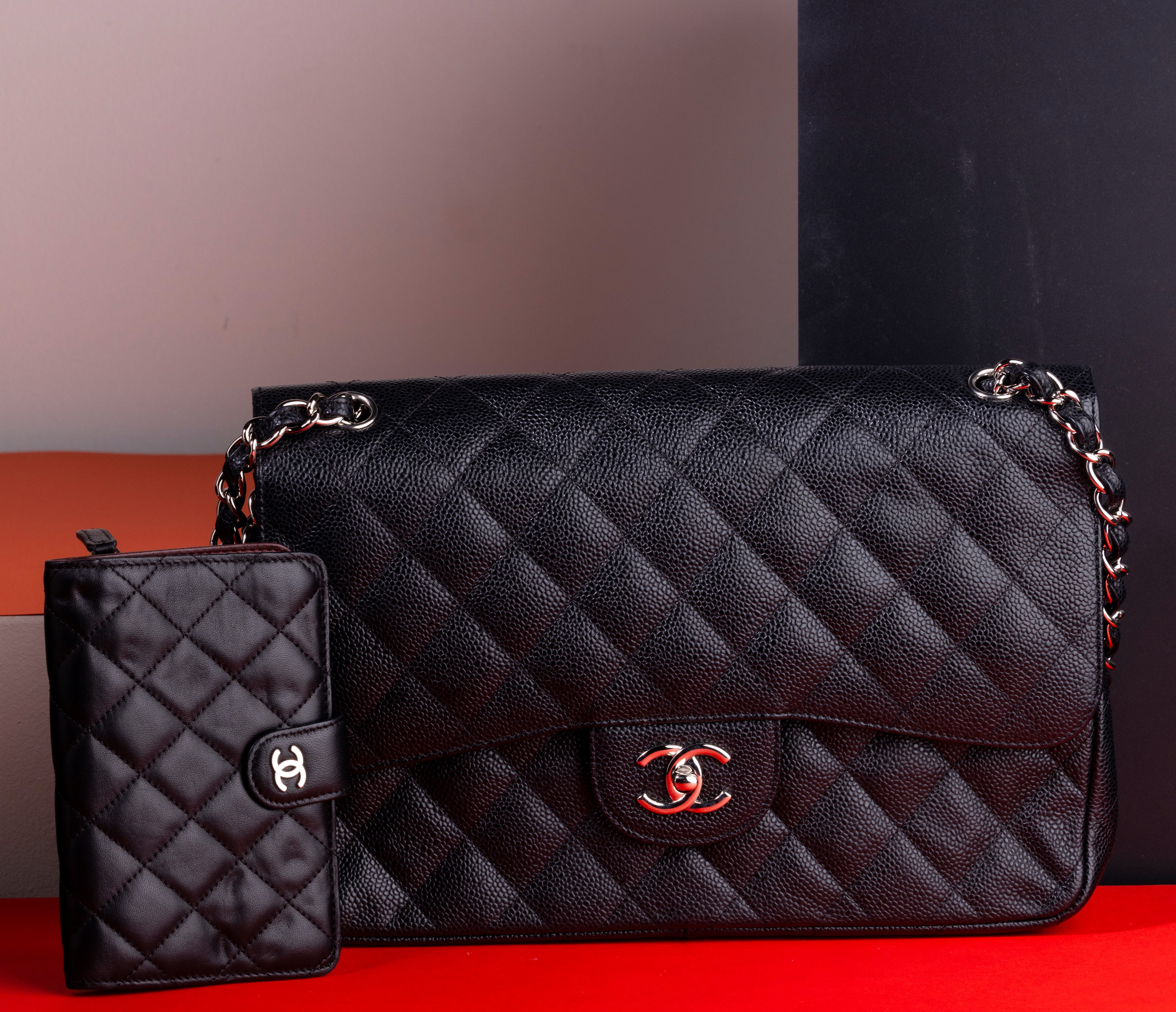 Chanel Jumbo in Pelle Nera Trapuntata e Martellata con Tracolla a Catena Scorrevole per Indossarl...