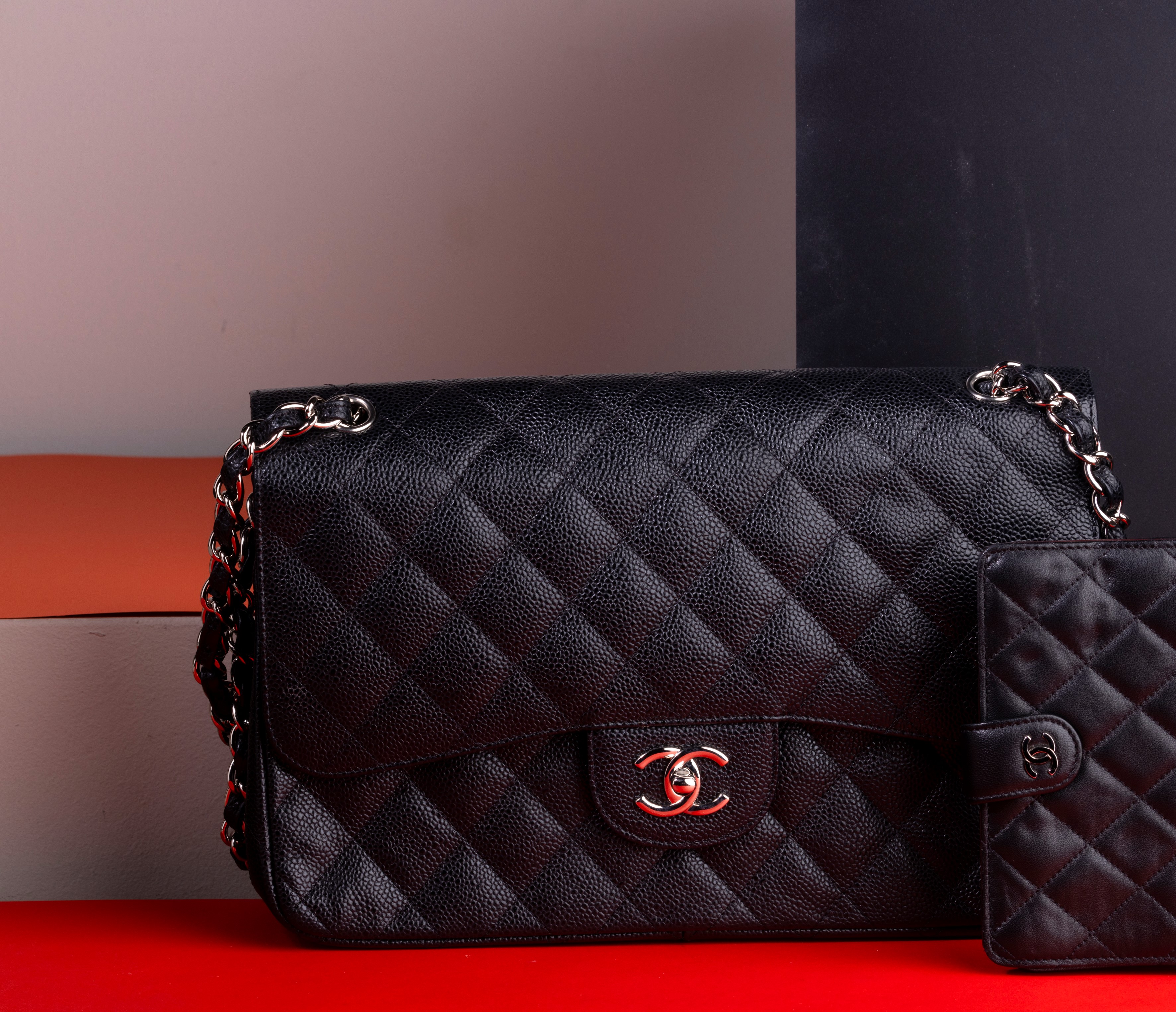 Chanel Jumbo in Pelle Nera Trapuntata e Martellata con Tracolla a Catena Scorrevole per Indossarl...