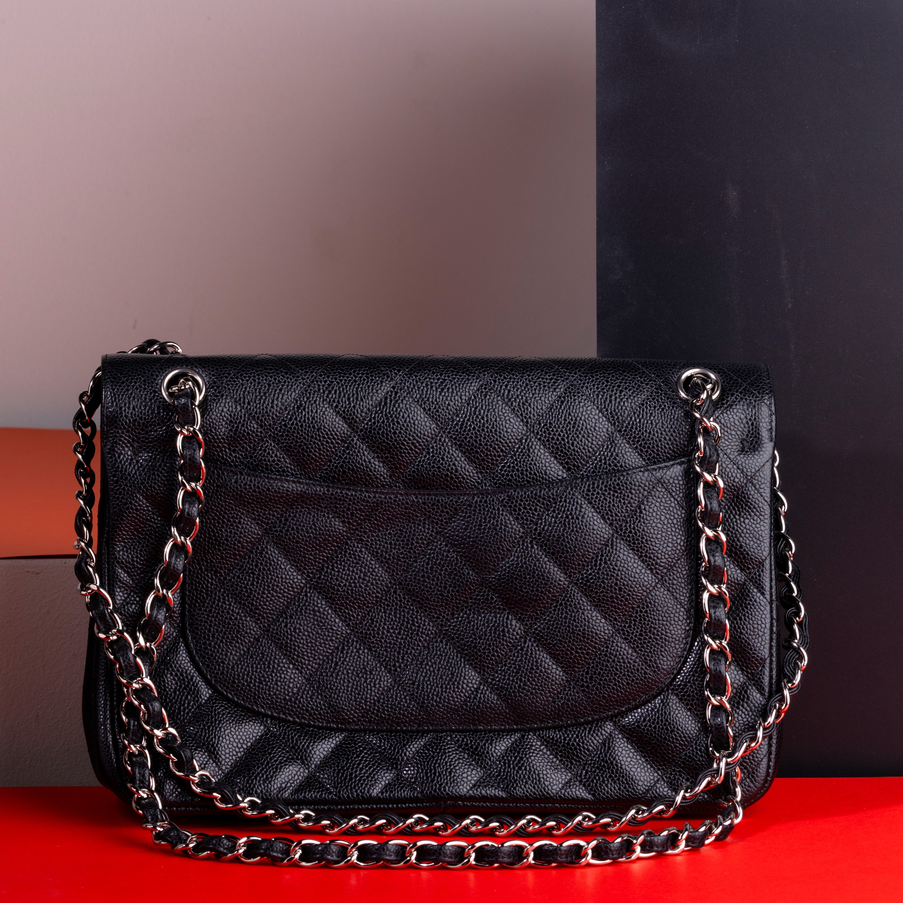 Chanel Jumbo in Pelle Nera Trapuntata e Martellata con Tracolla a Catena Scorrevole per Indossarl...