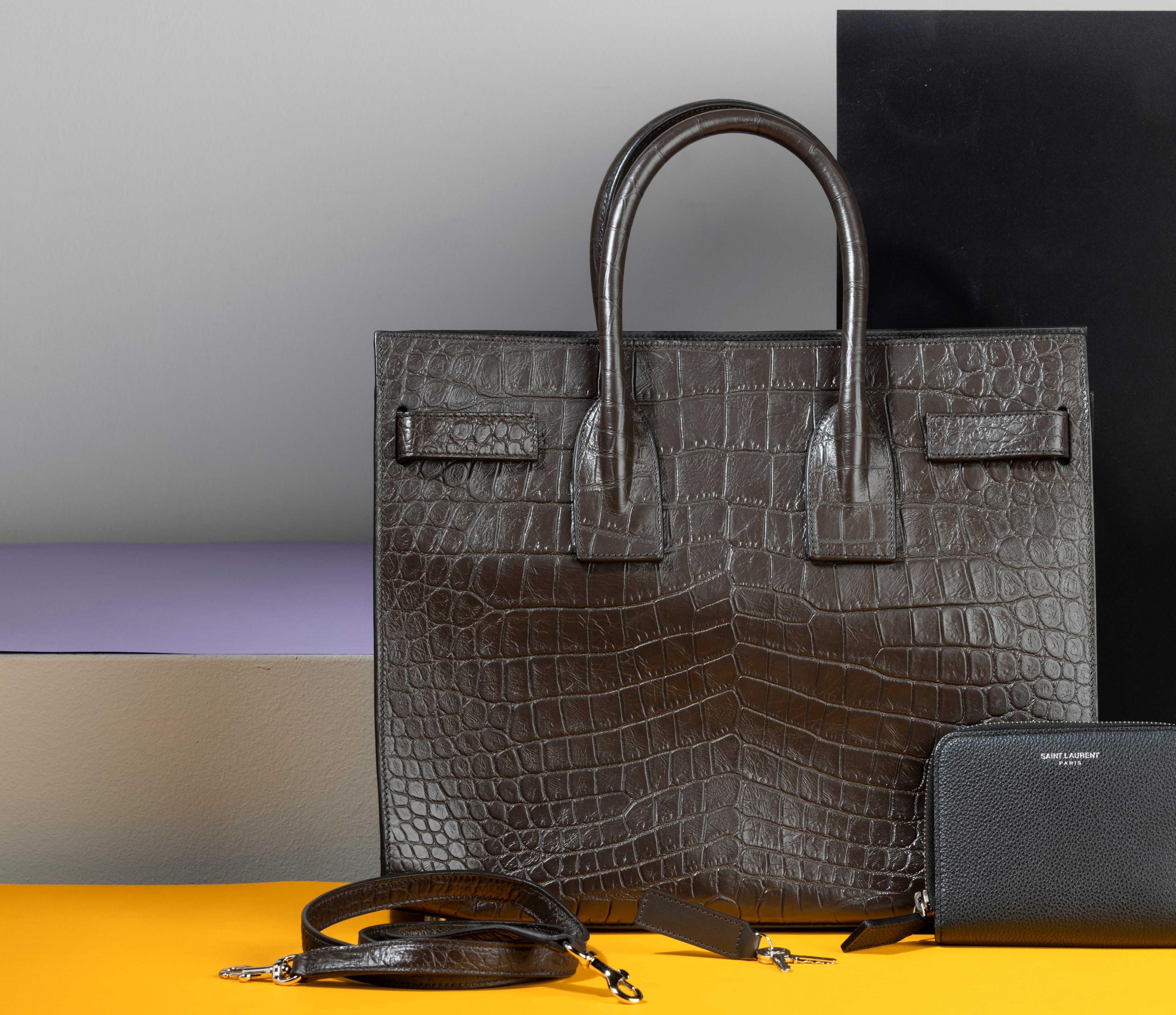 Saint Laurent Sac De Jour Borsa in Pelle Goffrata con Stampa Simil Coccodrillo con Tracolla e Por...
