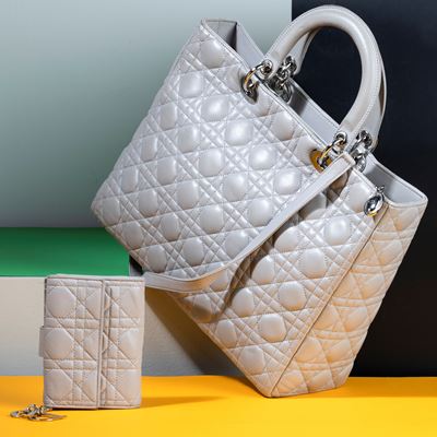 Dior Borsa Lady Dior in Pelle Trapuntata Grigia con Tracolla e Portafogli Abbinato, Difetti, in O...