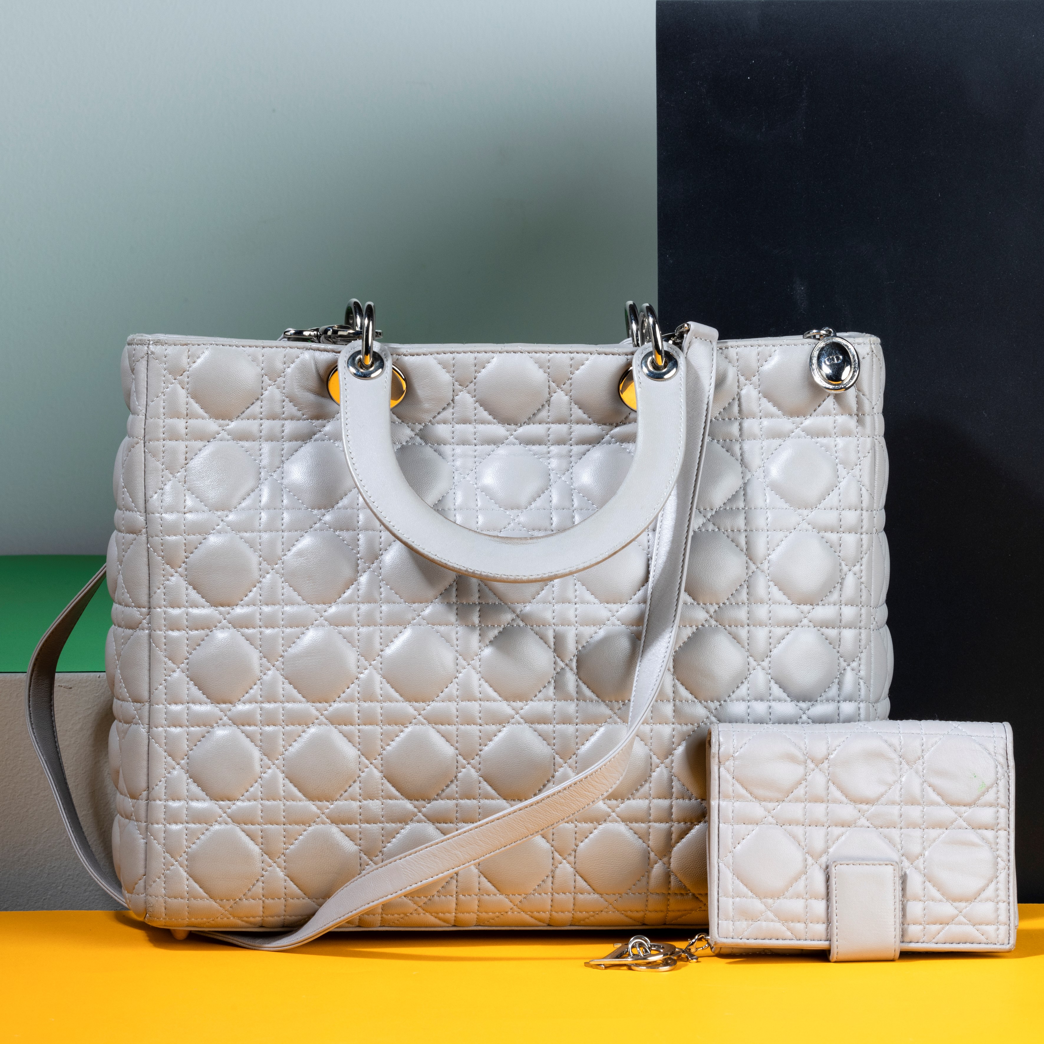 Dior Borsa Lady Dior in Pelle Trapuntata Grigia con Tracolla e Portafogli Abbinato, Difetti, in O...