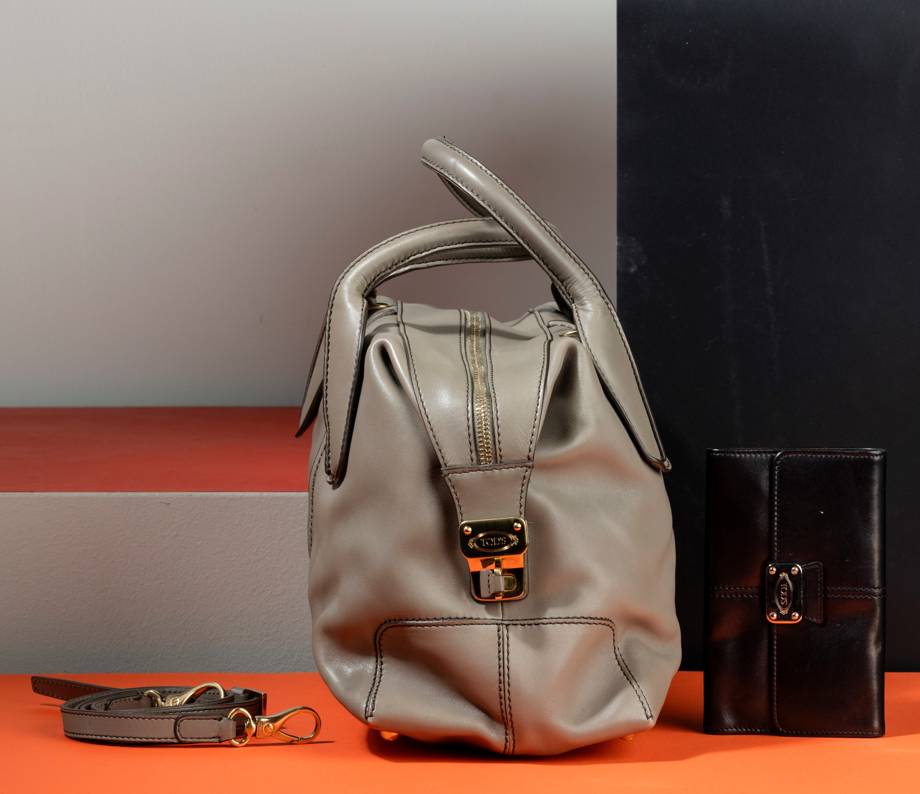 Tods’ Borsa Oversize in Pelle con Tracolla e Portafogli Nero, Difetti, Segni di Usura sui Fronte ...