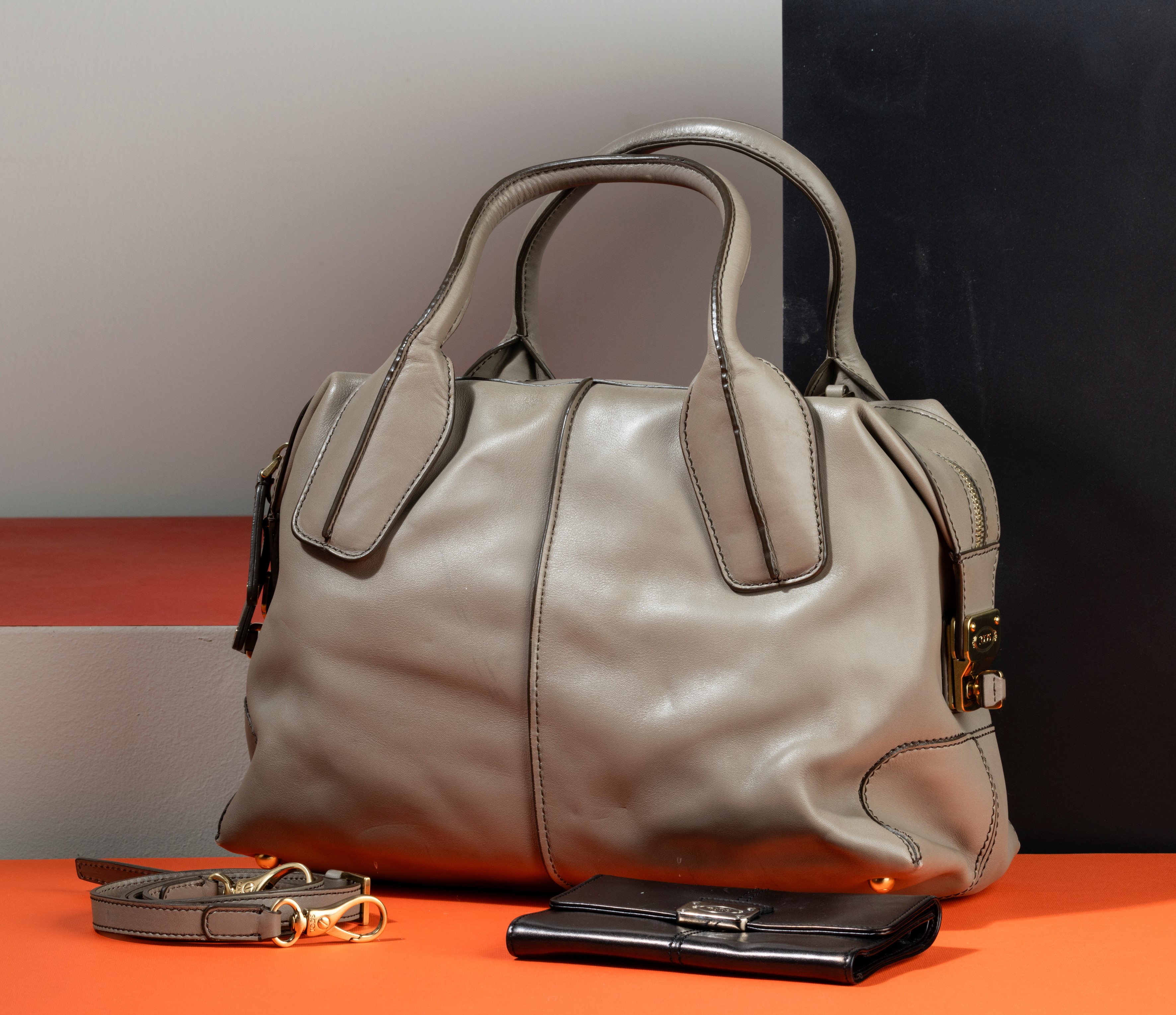 Tods’ Borsa Oversize in Pelle con Tracolla e Portafogli Nero, Difetti, Segni di Usura sui Fronte ...