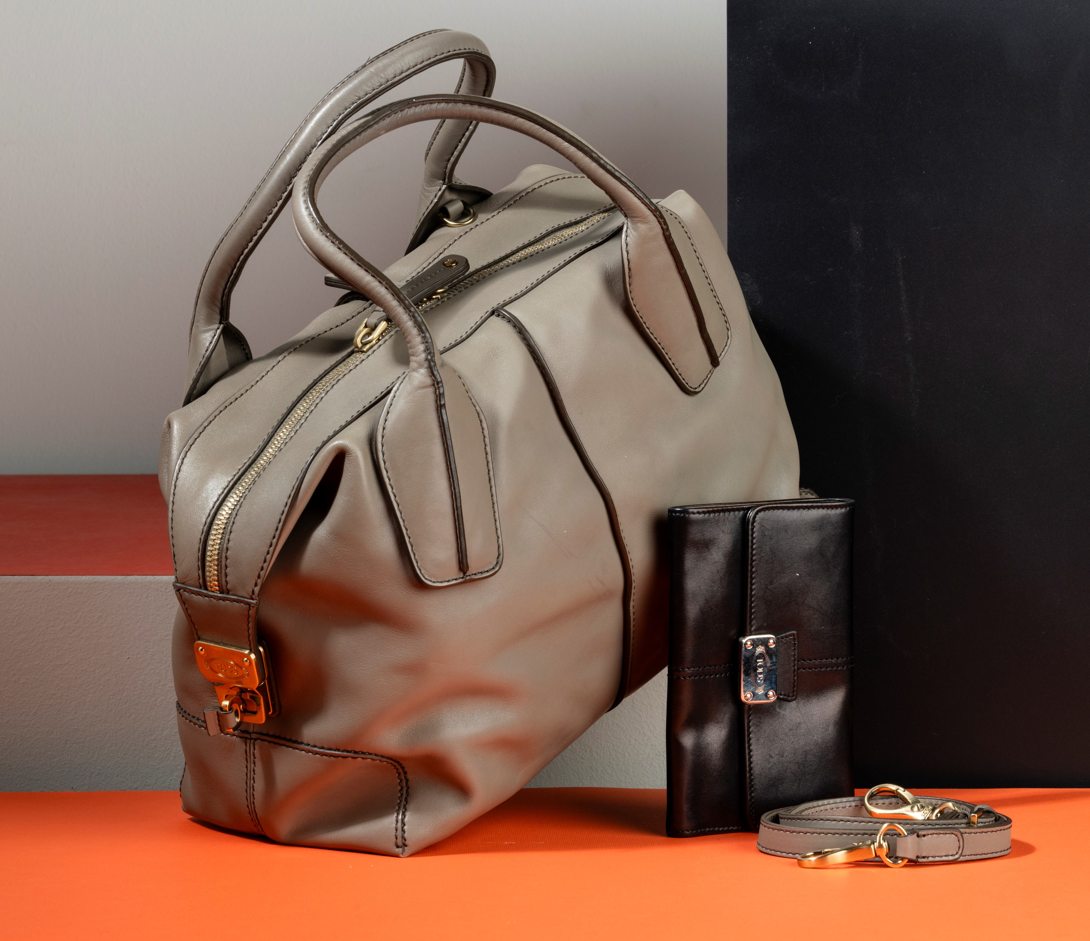 Tods’ Borsa Oversize in Pelle con Tracolla e Portafogli Nero, Difetti, Segni di Usura sui Fronte ...