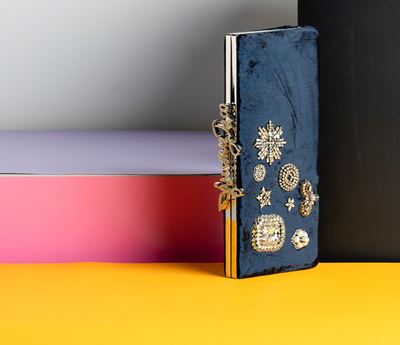 Jimmy Choo Pochette in Pelle Scamosciata con Applicazioni in Metallo e Brillantini, Difetti, in O...