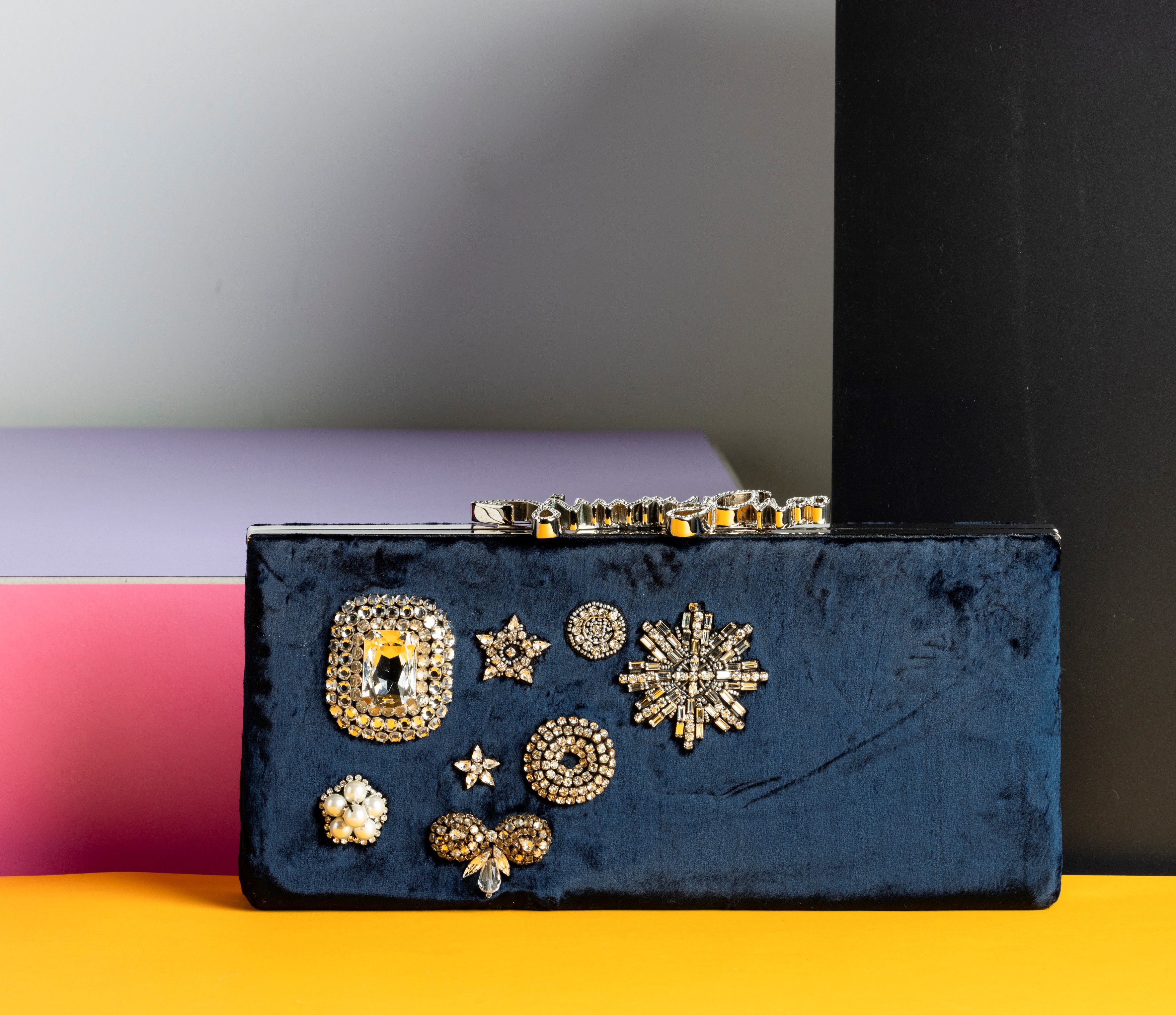 Jimmy Choo Pochette in Pelle Scamosciata con Applicazioni in Metallo e Brillantini, Difetti, in O...