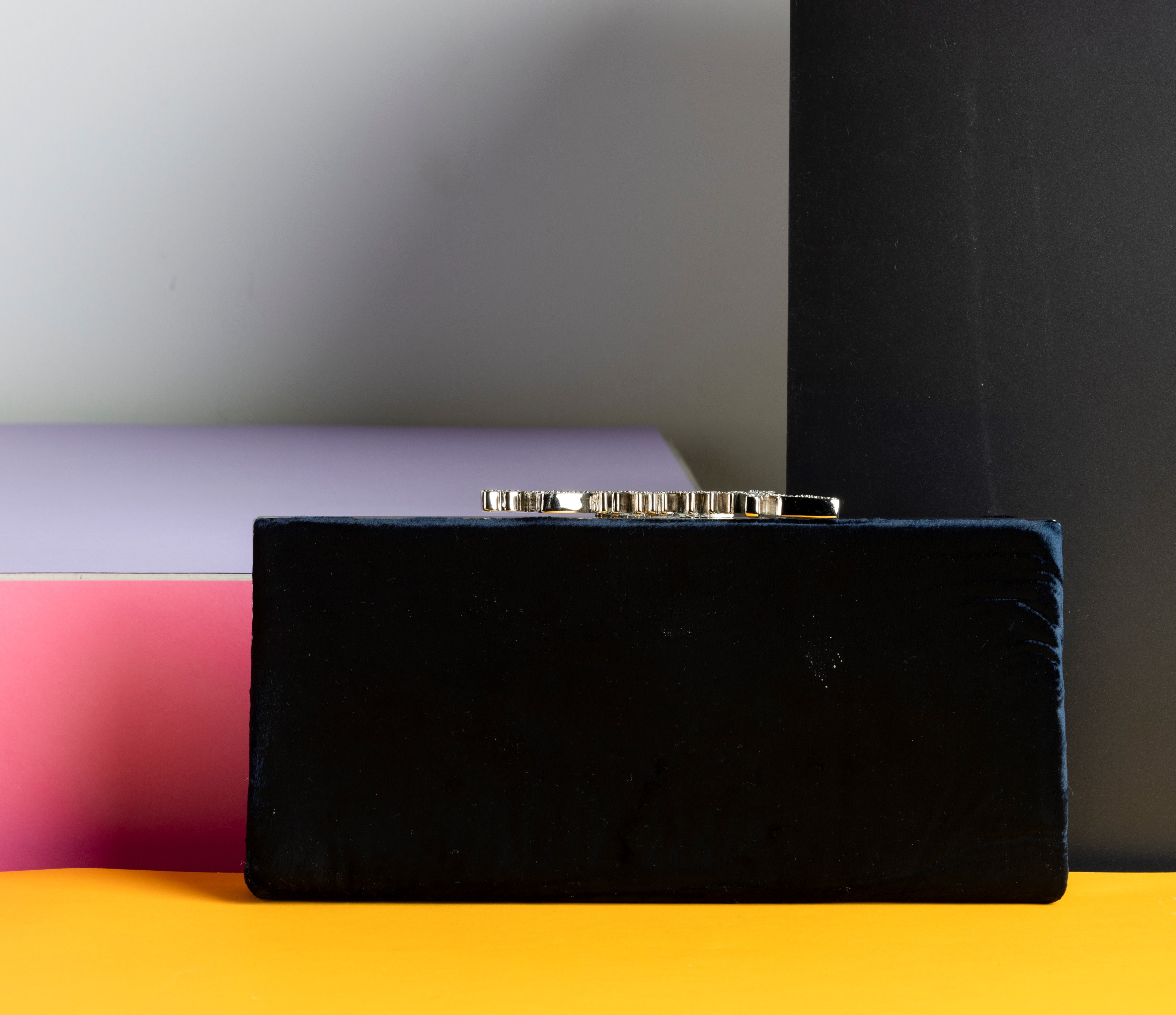 Jimmy Choo Pochette in Pelle Scamosciata con Applicazioni in Metallo e Brillantini, Difetti, in O...