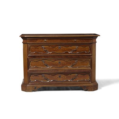 Comò Lastronato in Noice ed Intarsiato in Legno Chiaro. XVIII Secolo
