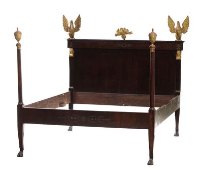Letto Impero in Legno Lastronato, Intagliato e Dorato. XIX Secolo