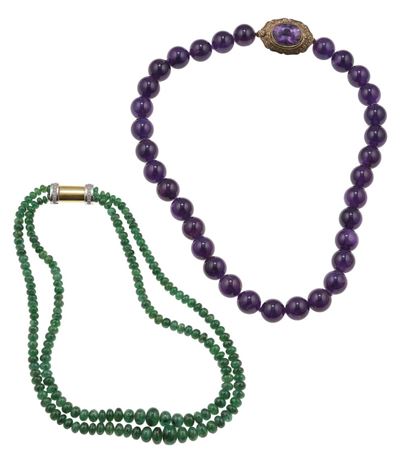 Lotto Composto da una Collana con Boules di Ametiste ed una Collana con Smeraldi