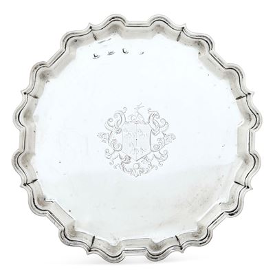Salver, Londra, 1731 (marchio parziale dell’argentiere di difficile lettura: Richard Bayley?)