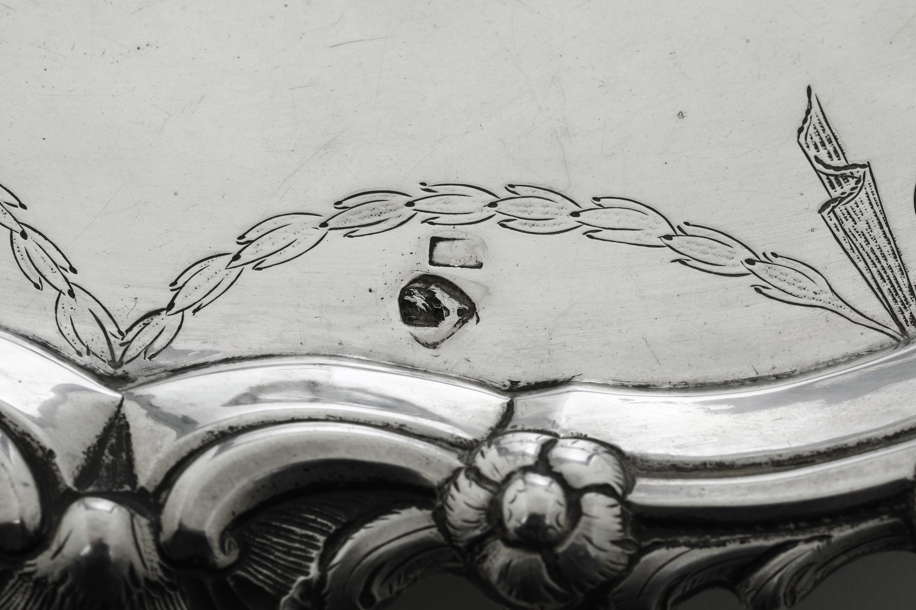 Salver con marchio di ricontrollo portoghese di Gondomar, argento fuso, sbalzato e cesellato (pos...