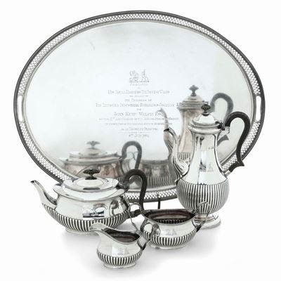 Servizio Composto da Caffettiera Teiera Lattiera e Zuccheriera e Vassoio Ovale. Londra 1883, Arge...