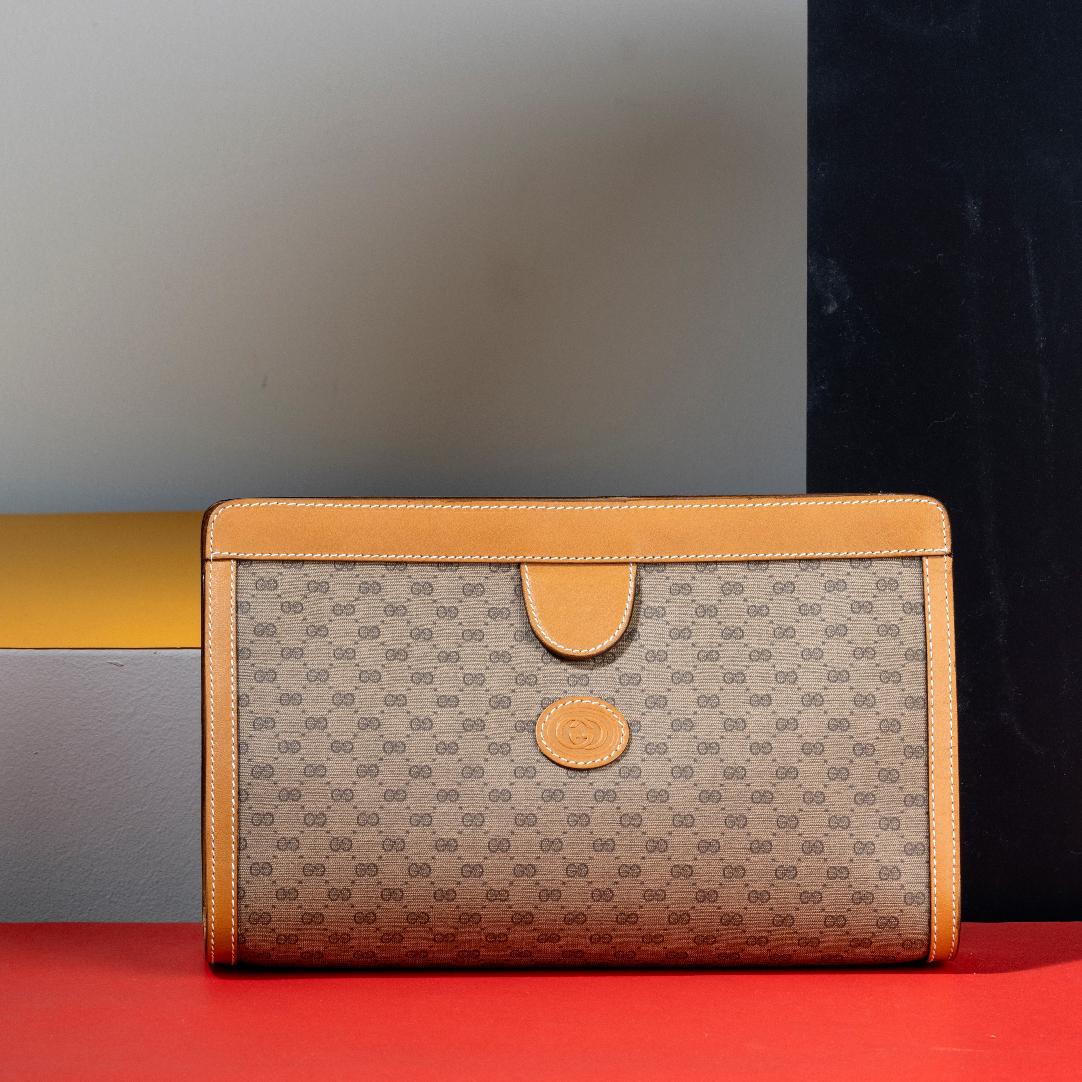 Gucci Pochette in Tela e Pelle Monogram, Interno Perfetto, Chiusura a Strap, Difetti, in Ottime C...