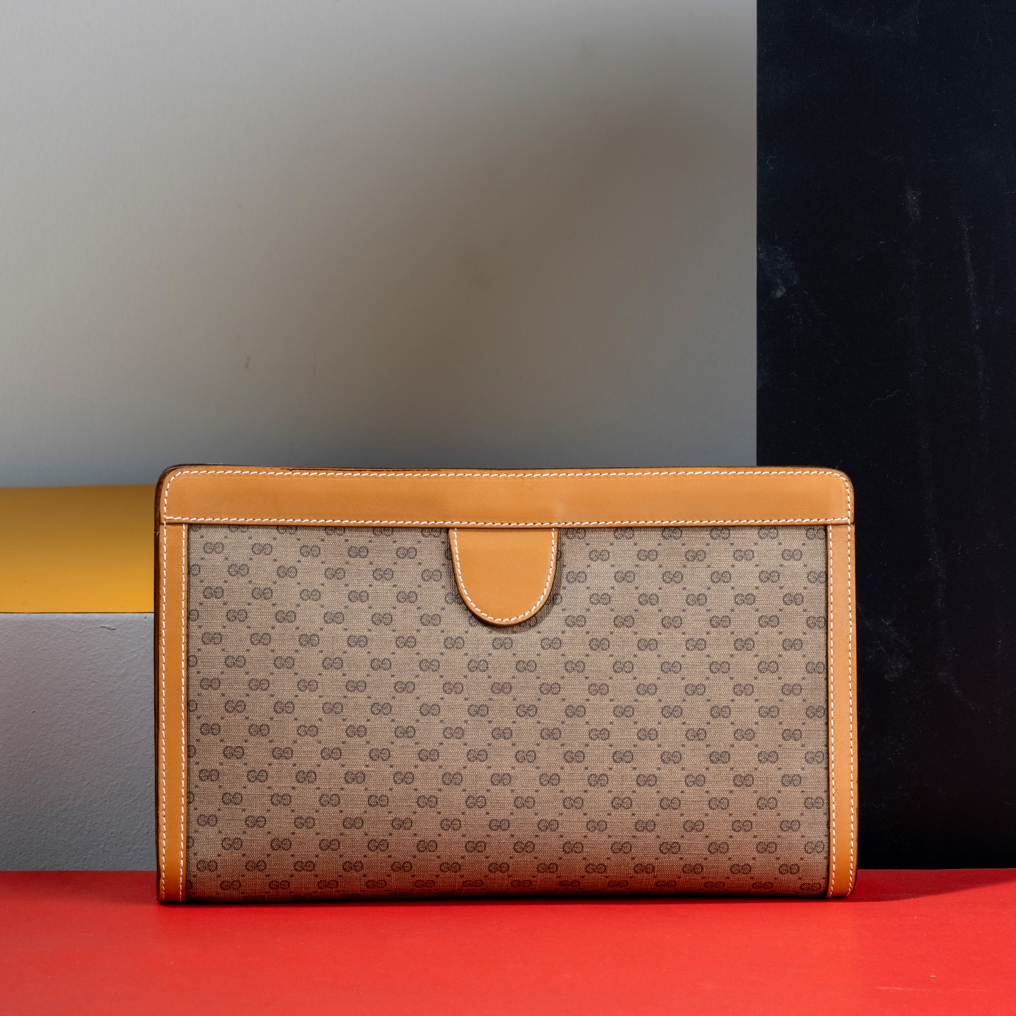 Gucci Pochette in Tela e Pelle Monogram, Interno Perfetto, Chiusura a Strap, Difetti, in Ottime C...
