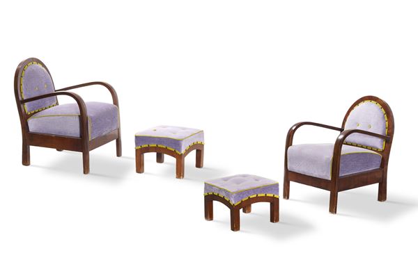 Due poltrone con poggiapiedi.