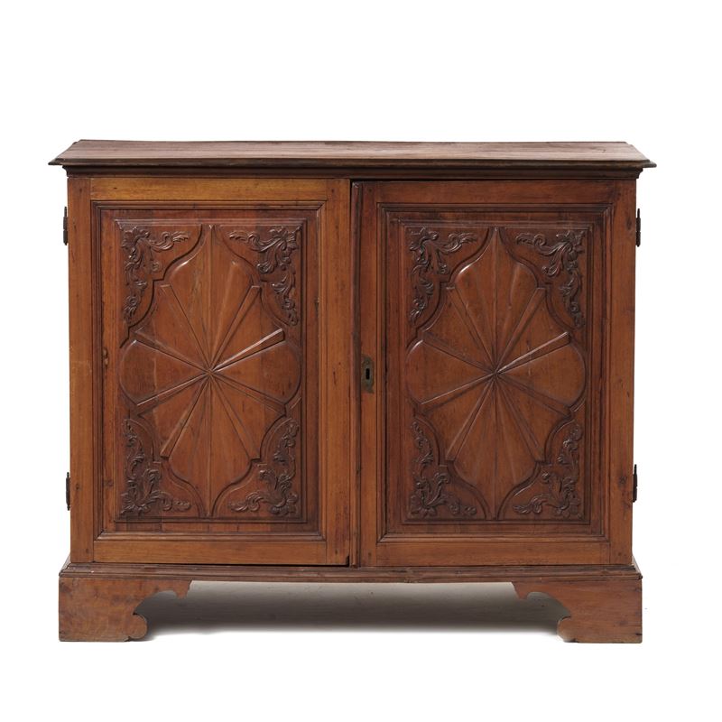 Mezzo armadio in noce a due ante pannellate. Genova XVIII secolo  - Asta Antiquariato - Cambi Casa d'Aste