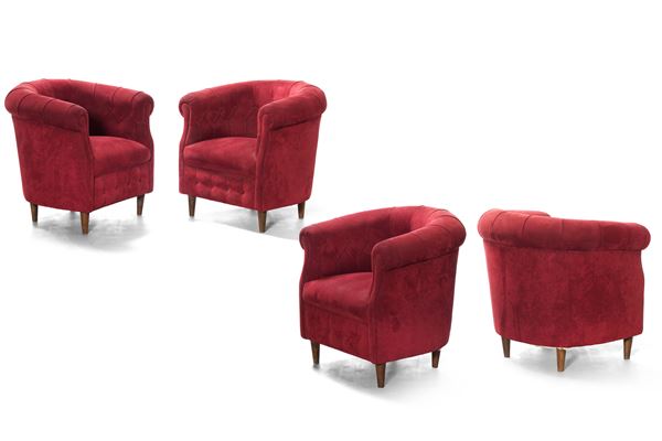 Quattro poltrone rosse.