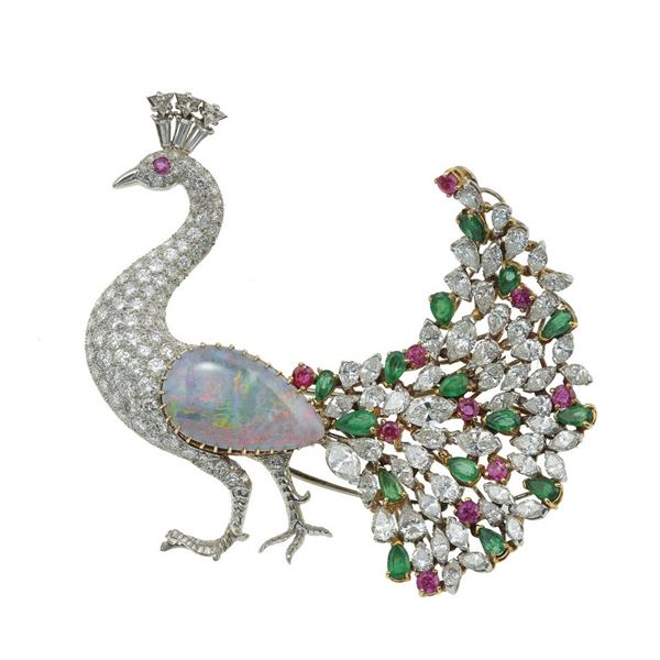 Spilla "pavone" con opale nobile, diamanti, smeraldi e rubini