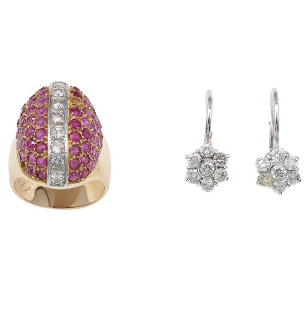 Lotto composto da un anello ed un paio di orecchini con diamanti e rubini sintetici