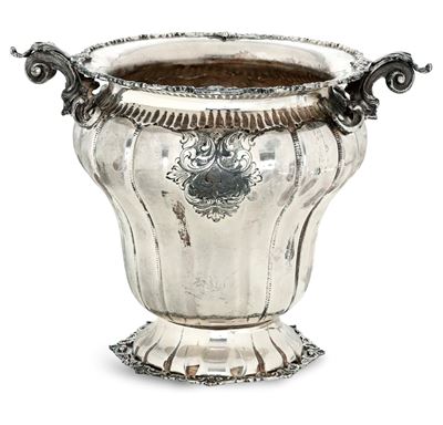 Argenteria artistica italiana del XX secolo, Porta champagne in argento fuso, sagomato e cesellat...