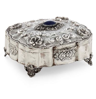 Portagioie, argento fuso sagomato e cesellato con decorazione floreale e pietra blu cabochon