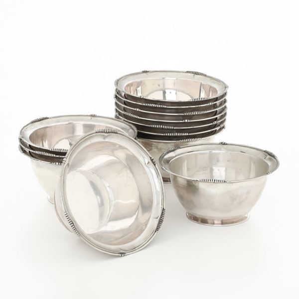 Dodici coppe da macedonia. Argenteria italiana del XX secolo