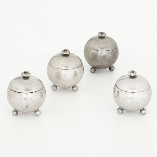 Quattro saliere. Argenteria milanese della prima metà del XX secolo. Marchio con fascio littorio in uso dal 1935 al 1945 e dell'argentiere Alignani