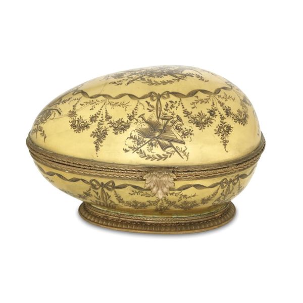 Uovo in ceramica dorata con montatura in bronzo, Francia XX secolo