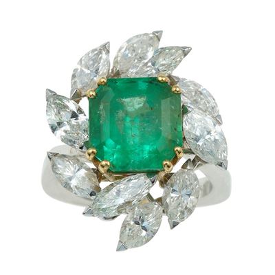Anello con Smeraldo Colombia di Ct 4.98 Circa e Diamanti Taglio Navette