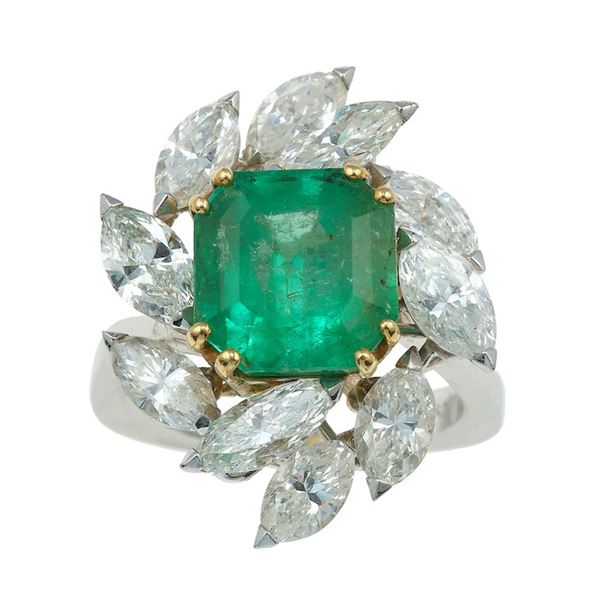 Anello con smeraldo Colombia di ct 4.98 circa, residui di olio verde in quantità moderate, e diamanti taglio navette