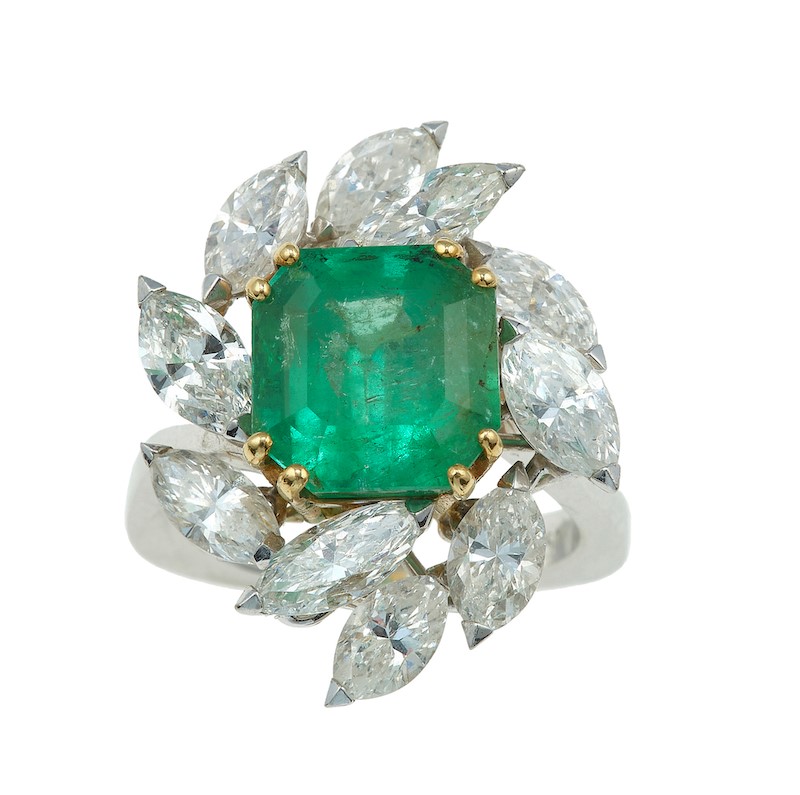 Anello con Smeraldo Colombia di Ct 4.98 Circa e Diamanti Taglio Navette