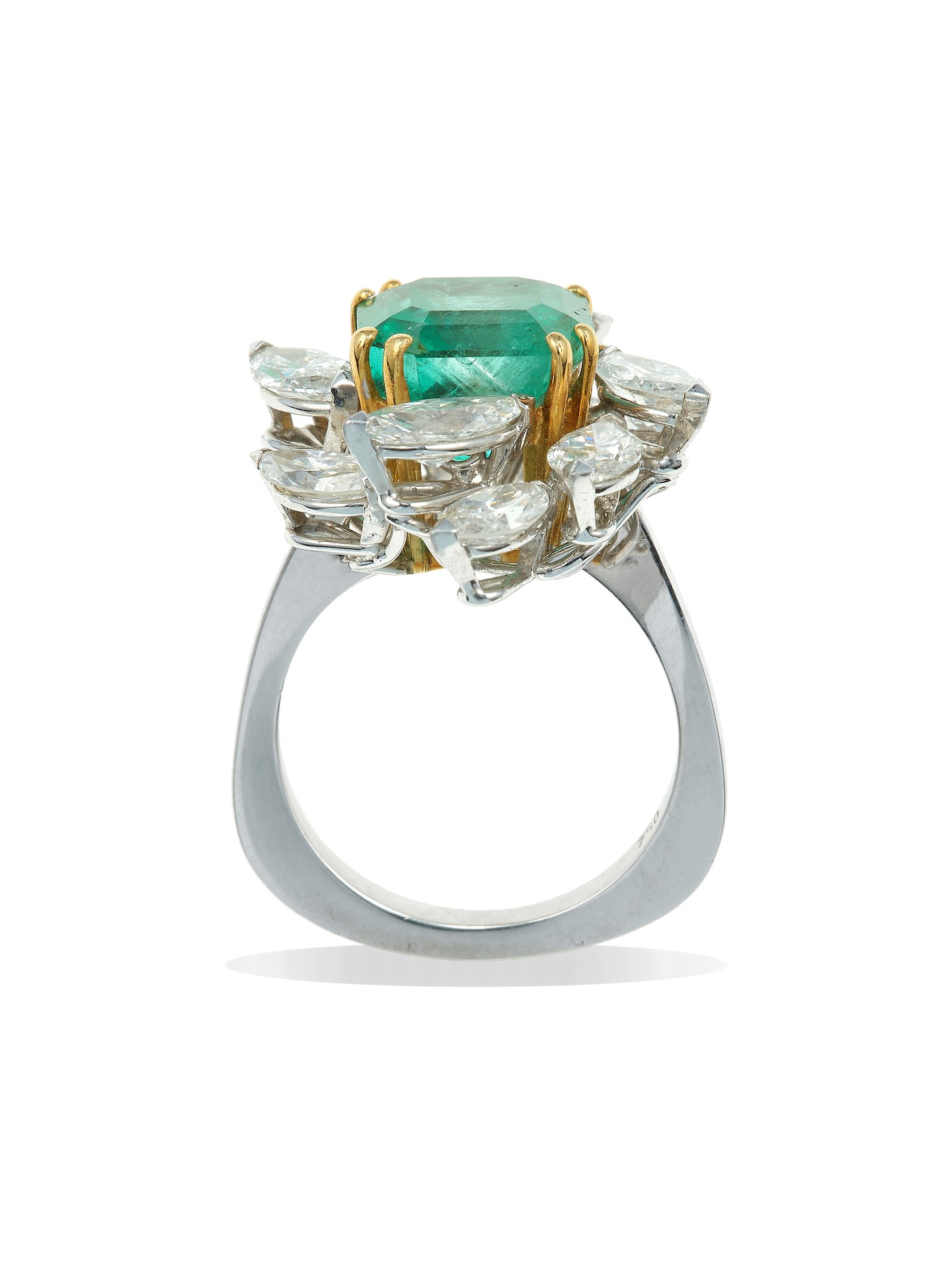 Anello con Smeraldo Colombia di Ct 4.98 Circa e Diamanti Taglio Navette
