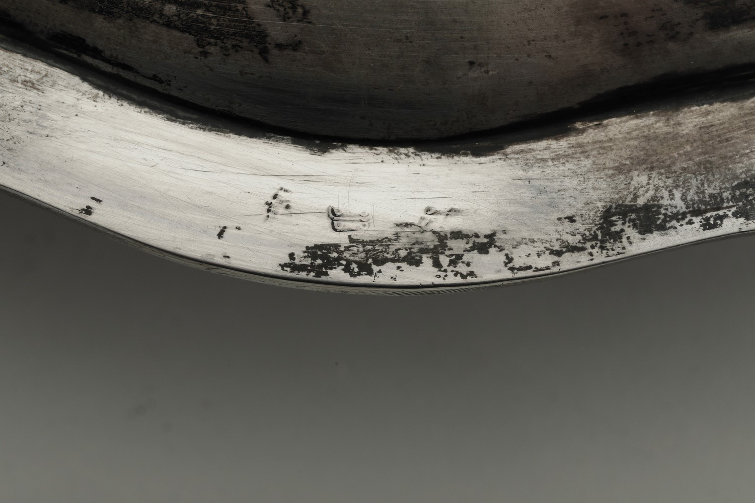 Piatto in argento fuso e sagomato, XVIII secolo