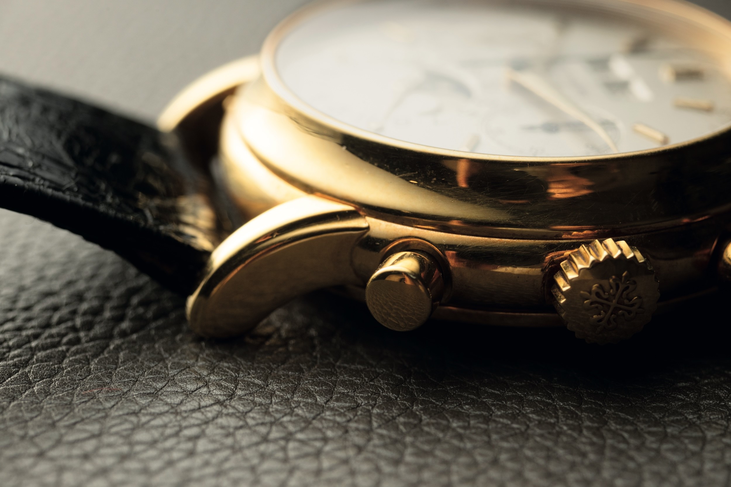 Patek Philippe - Ref 2499/100, Importante e Raro Orologio da Polso con Calendario Perpetuo in Oro...