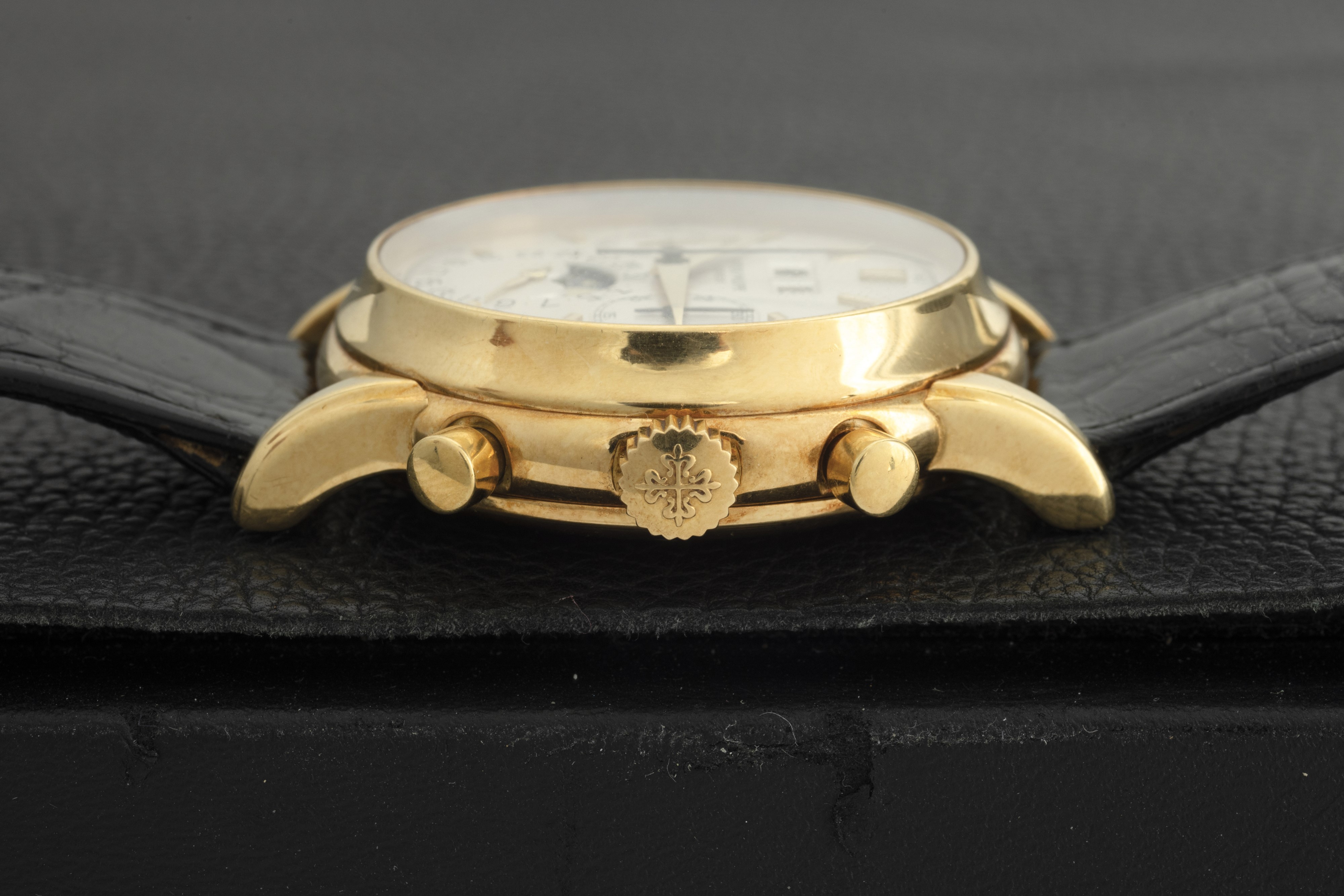 Patek Philippe - Ref 2499/100, Importante e Raro Orologio da Polso con Calendario Perpetuo in Oro...