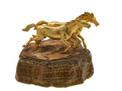 Scultura raffigurante “Due cavalli”, oro giallo 750/1000 su base in pietra
