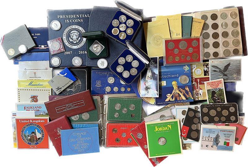 STATI VARI. Lotto di album e confezioni ufficiali.  - Auction Numismatics - Cambi Casa d'Aste